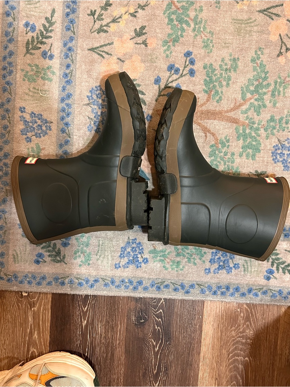 Hunter Short Women's Gardener Boot in Olive with Clay Trim - Picture 6 of 12